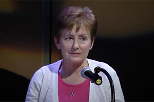Paula Bradbury speaks at a podium after winning an award